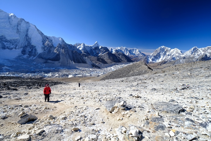 Kala Patar keep going view down glacier blog size